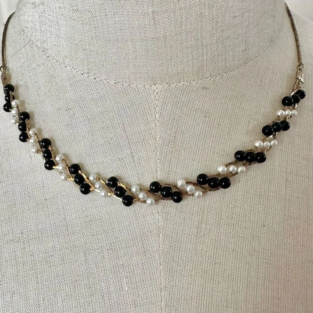 Faux pearl and black beaded vintage necklace
